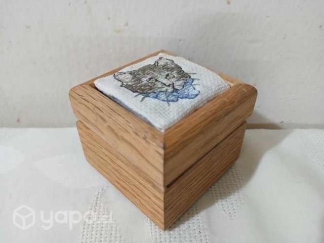 Antiguo joyero de madera y crochet