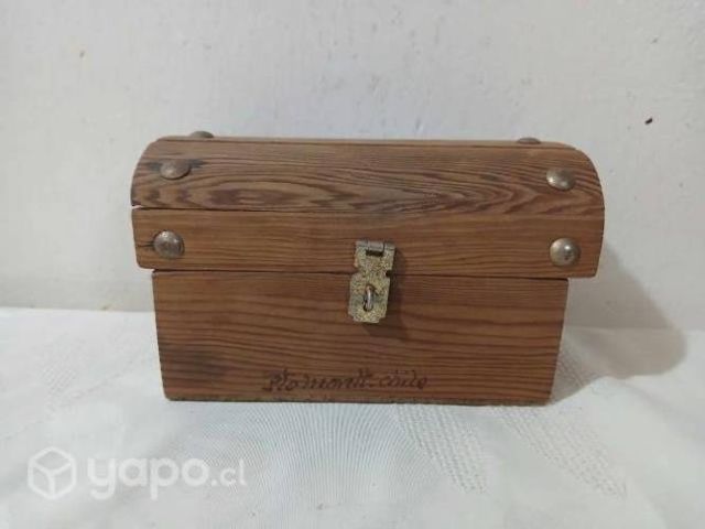 Antiguo cofre de madera