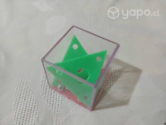 Antiguo juego de ingenio: cubo rompecabezas