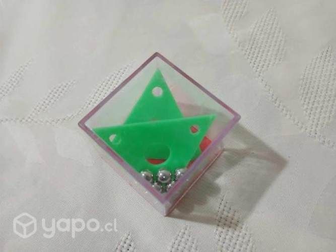 Antiguo juego de ingenio: cubo rompecabezas