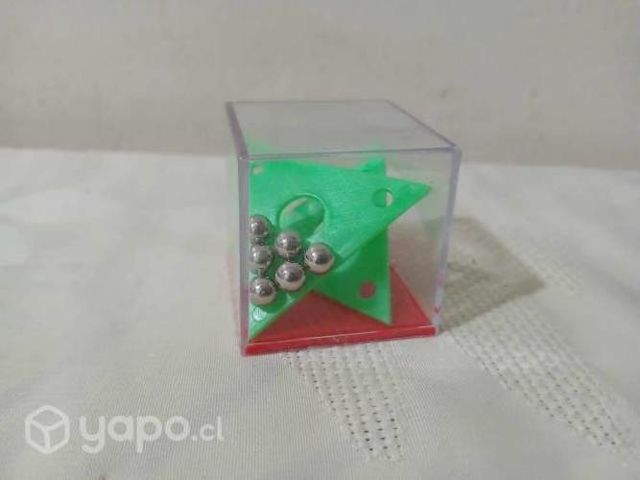 Antiguo juego de ingenio: cubo rompecabezas