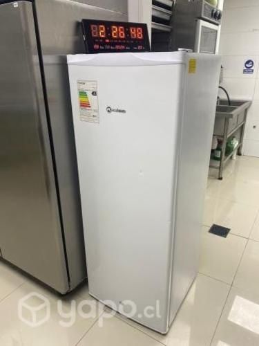 Freezer Mademsa Vertical / MFV 645 B 157 Litros