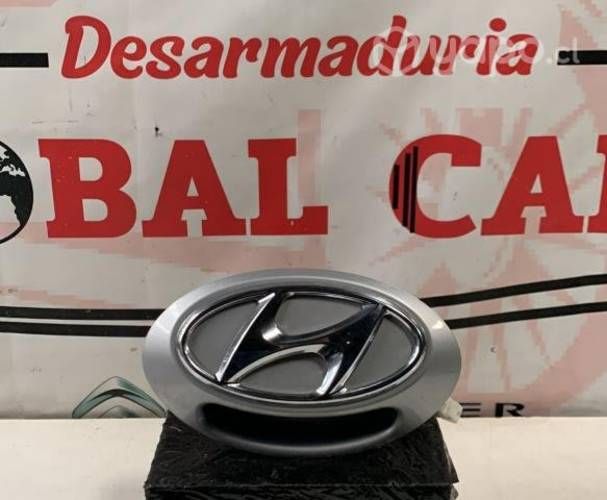 Emblema trasero con botón de apert HYUNDAI I-10