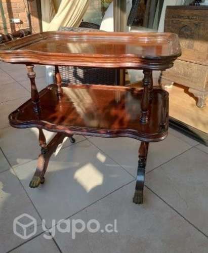 Carro Bar antiguo de madera con ruedas.