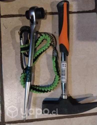 Martillo punta imán y llave carraca