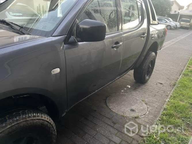 Mitsubishi l200 2015