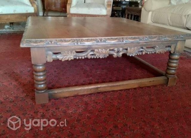 Mesa de centro antigua de madera labrada