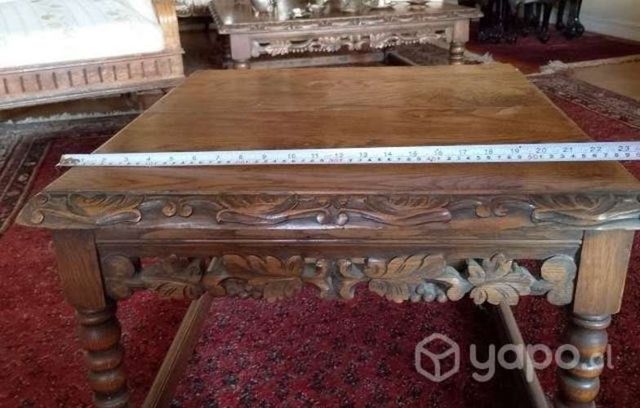 Mesa lateral de madera antigua, labrada. Buen esta