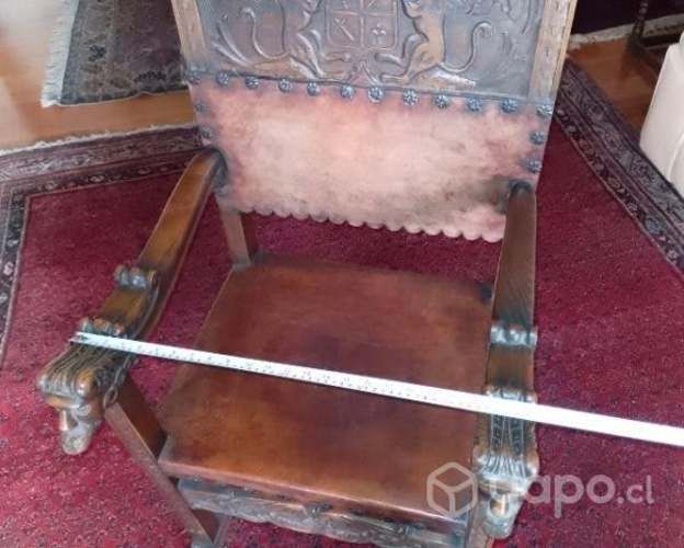 Sitial antiguo de madera labrada y cuero.