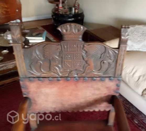 Sitial antiguo de madera labrada y cuero.