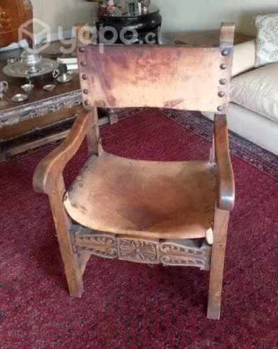 Sitial antiguo de madera y cuero.