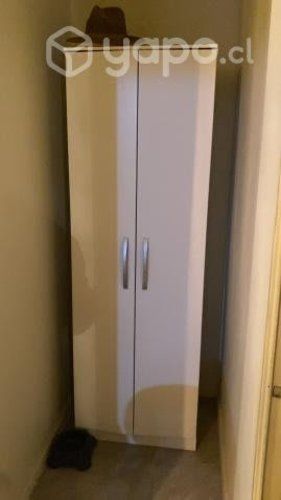 Closet blanco de madera