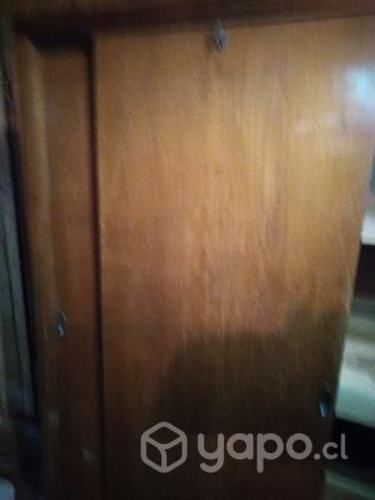 Closet antiguo de madera