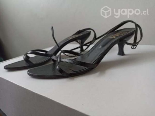 Sandalias taco bajo Basement