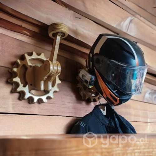 Colgador de casco y traje de moto