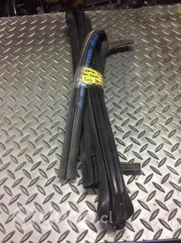 Goma vidrio puerta trasera derecha Nissan Terrano