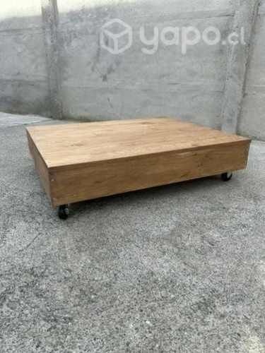 Mesa de centro de madera con ruedas