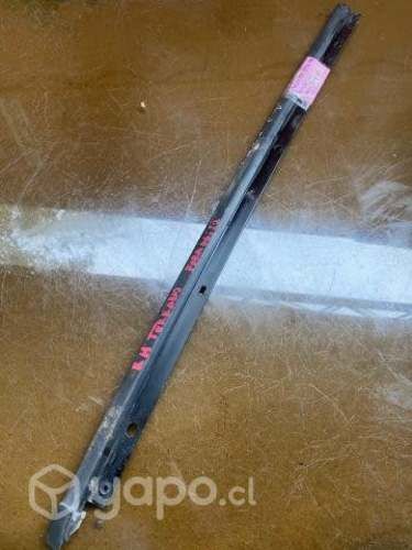 Moldura derecha parabrisas Nissan Terrano 2010