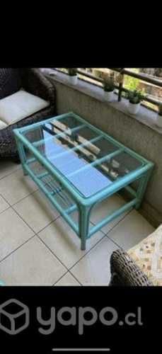 Mesa color turquesa con cristal