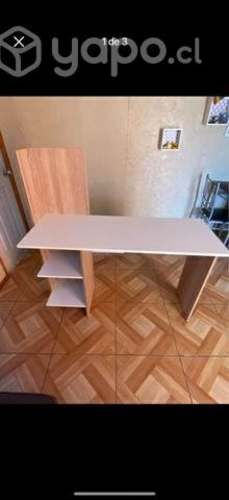 Escritorio con rack incorporado