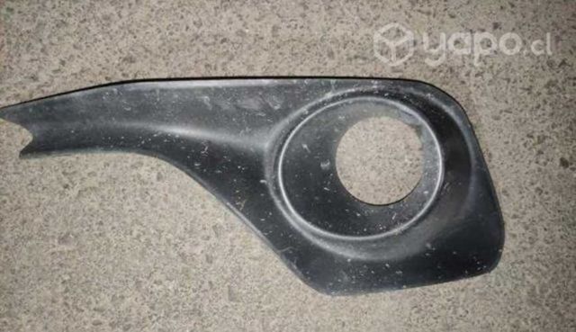 Bisel neblinero derecho Suzuki Swift 18