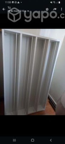 Repisa esmaltes de uñas y repisas blancas