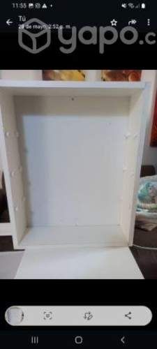 Repisa esmaltes de uñas y repisas blancas