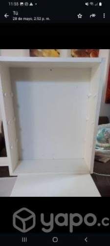 Repisa esmaltes de uñas y repisas blancas