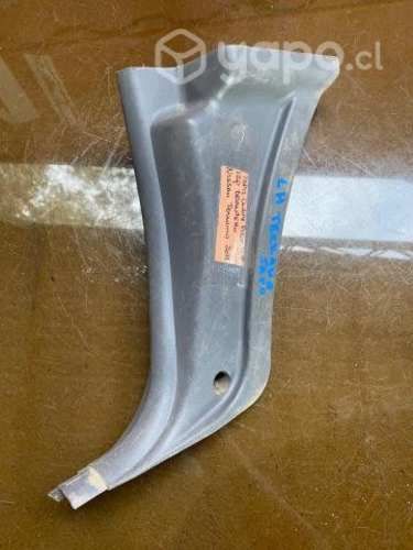 Tapiz cubre pilar inf del izq Nissan Terrano 2011