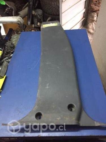 Tapiz cubre pilar central inf izq Nissan Terrano
