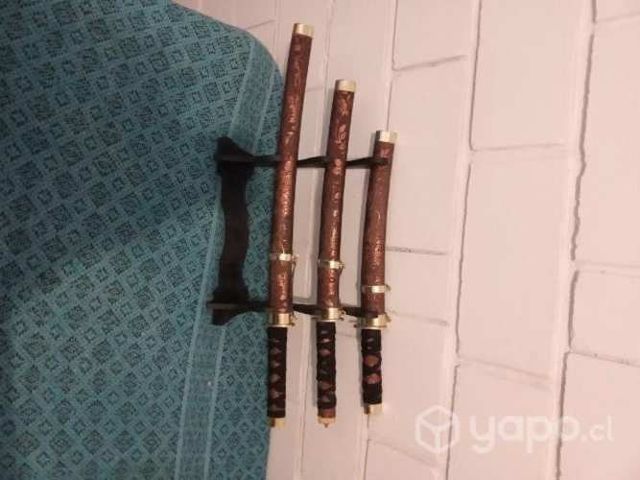 Catanas con pedestal