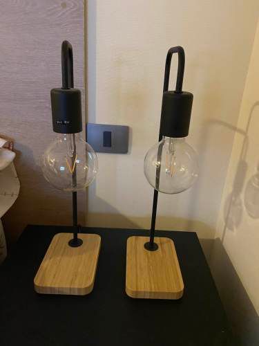 Lámpara de mesa / velador madera y negro