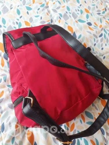 Mochila color burdeos