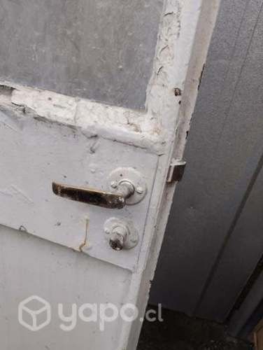 Puerta metálica con vidrios