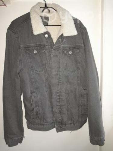 Chaqueta de mezclilla con chiporro