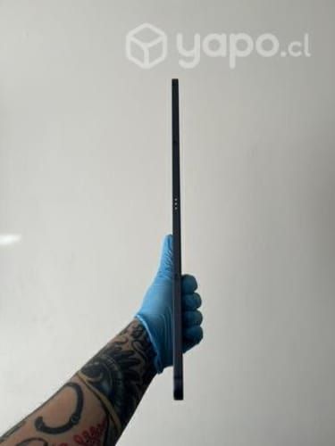 Samsung Galaxy Tab S7 FE usada con teclado y chip