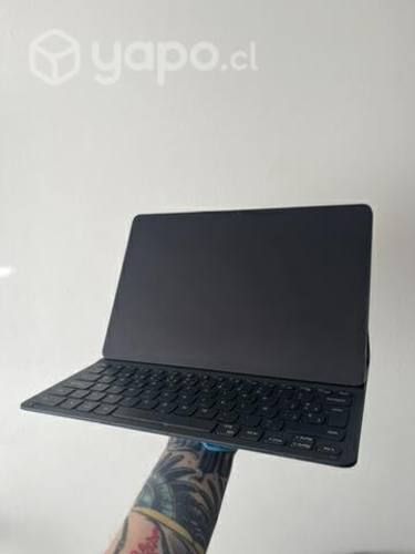Samsung Galaxy Tab S7 FE usada con teclado y chip