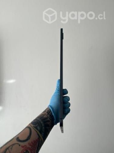 Samsung Galaxy Tab S7 FE usada con teclado y chip