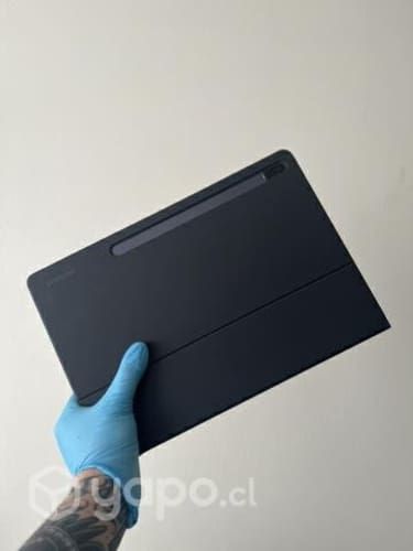 Samsung Galaxy Tab S7 FE usada con teclado y chip