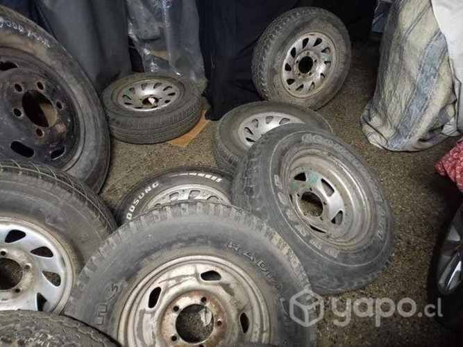 Varias llantas con neumàticos línea Jeep Suzuki