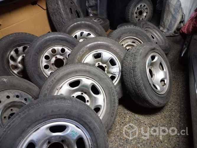 Varias llantas con neumàticos línea Jeep Suzuki