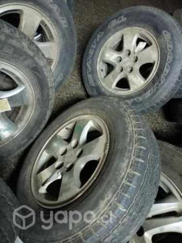 Varias llantas con neumàticos línea Jeep Suzuki