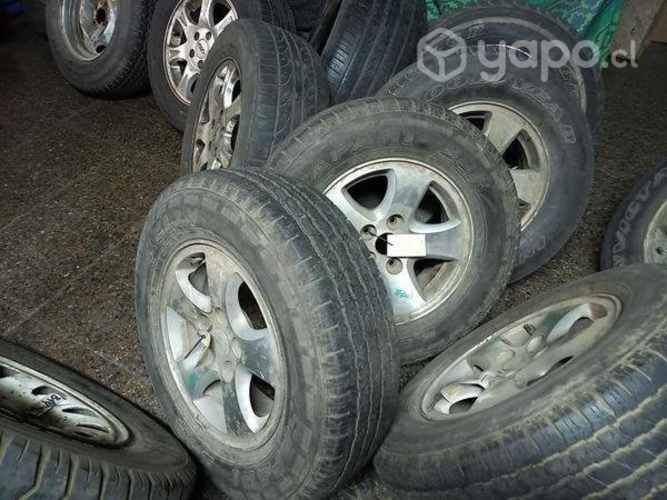 Varias llantas con neumàticos línea Jeep Suzuki