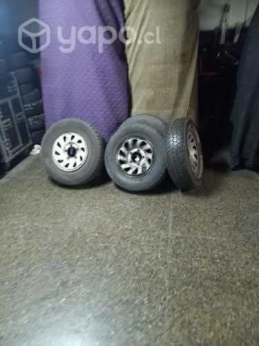 Varias llantas con neumàticos línea Jeep Suzuki