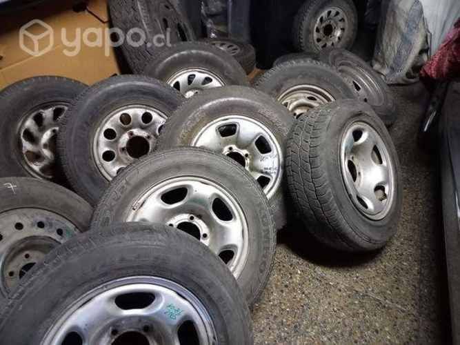 Varias llantas con neumàticos línea Jeep Suzuki