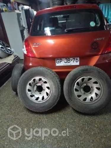Varias llantas con neumàticos línea Jeep Suzuki