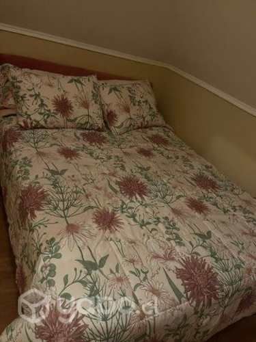 Cama dos plazas más velador