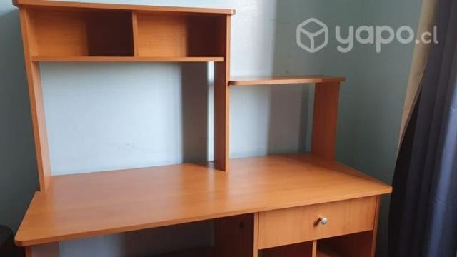 Escritorio de madera con repisa