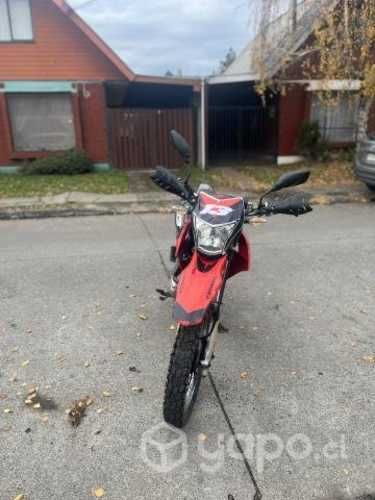 Vendo moto honda XR150L año 2016