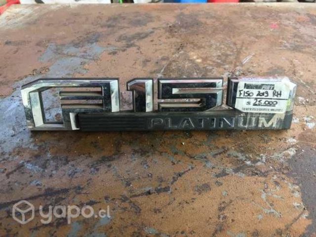 Logo tapabarro derecho Ford F150 platinum 2019